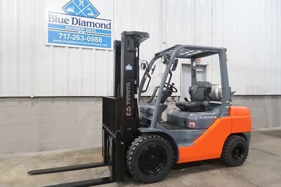 Empilhadeira Toyota 2019, 8FGU30, 6.000# pneumática, mastro de 3 estágios, gasolina LP, S/S - Imagem 1 de 4