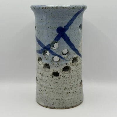 Керамическая чайная свеча ручной работы с синим и кремовым вырезом высотой 6,5 дюйма - Изображение 1 из 4
