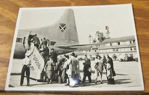 c1950 RP Cartolina/EMISSIONE COMPAGNIA AEREA SABENA (BELGIO), IMBARCO SU UN VOLO DI CONVAGLIO - Foto 1 di 1