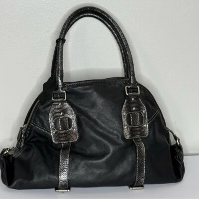 Bolsa de mão Charlie Lapson preta de couro genuíno com acento de cobra prata - Imagem 1 de 4