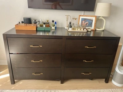 Cómoda de madera marrón con 6 cajones con asas doradas Foto 1 de 4