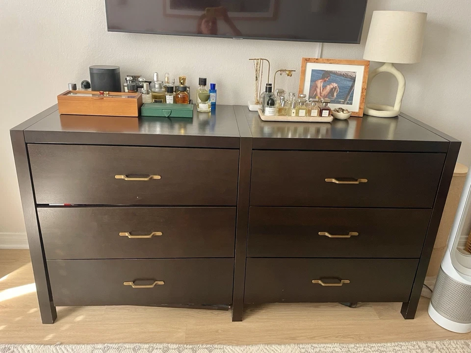 Cómoda de madera marrón con 6 cajones con asas doradas Foto 1 de 4