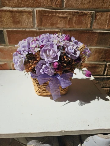 NEW PURPLE SILK FLORAL BOUQUET IN WICKER BASKET CENTERPIECE LAVENDER WHITE 7" Cover