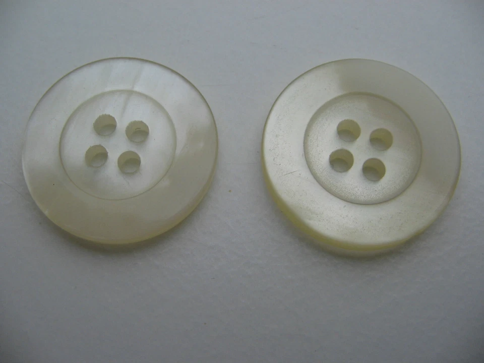 2 EDLE KNÖPFE- 4-LOCH- KNOPF- WEISS- CHAMPAGNER- CREME- BEIGE- PERLMUTT- 20 mm - Bild 1 von 1