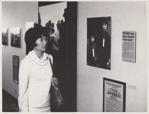 1972 Press Photo Japanese American Looks at Herself at Internment Camp in 1942 - Picture 1 of 2