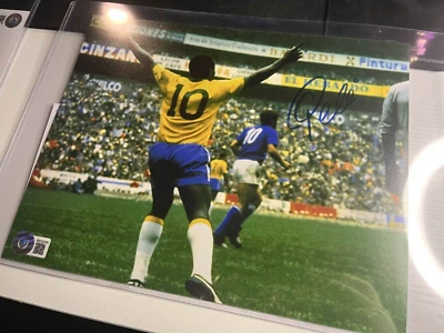 Foto de fútbol firmada por Pelé 8x10 Santos Brasil Beckett autenticada y certificada Foto 1 de 3