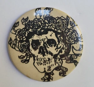 Vintage GRATEFUL DEAD Bertha Skull Roses 2 1/4" PIN BUTTON *Missing Pin on Back* - Bild 1 von 2