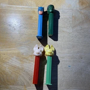 4 PEZ BONBONSPENDER VINTAGE NO FEET Hulk, 2 Fat Eared Rabbits, Batman Mint - Bild 1 von 7
