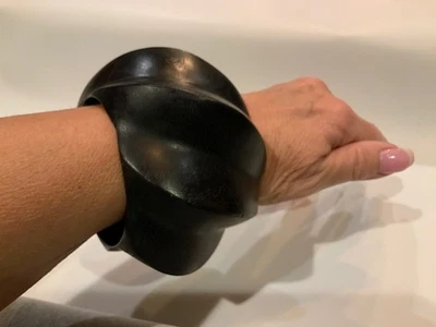 PULSERA BRAZALETE DE MADERA MACIZA INSPIRADA EN GERDA LYNGGAARD de colección Foto 1 de 4