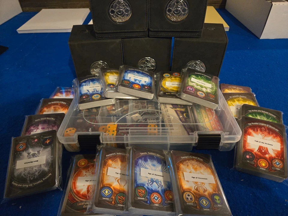 Keyforge Collection - 17 barajas - 5 cajas de mazos GameGenic - fichas Foto 1 de 4