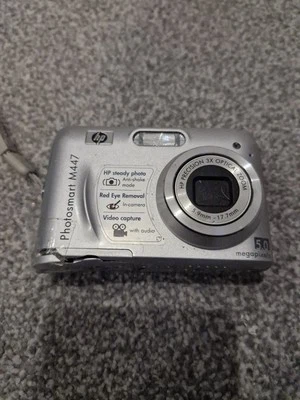 HP Photosmart M447 5.0MP Compact Digital Camera NO CARD SILVER TESTED - 231 - Image 1 of 4