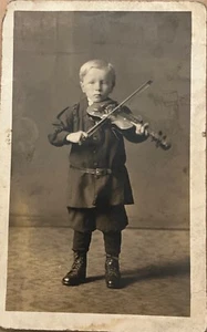 Tarjeta postal con foto real vintage de Darling Boy tocando violín c1910 RPPC - Imagen 1 de 6