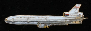DC-10 DOUGLAS AIRLINER PELTRE SOMBRERO SOLAPA PIN UP HECHO EN EE. UU. CORBATA TAC PILOTO TRIPULACIÓN 1 - Imagen 1 de 24