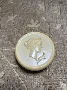 Jewellery/ Trinket box Featuring Roman Goddess Diana White BakeLite 1930s - Foto 1 di 3