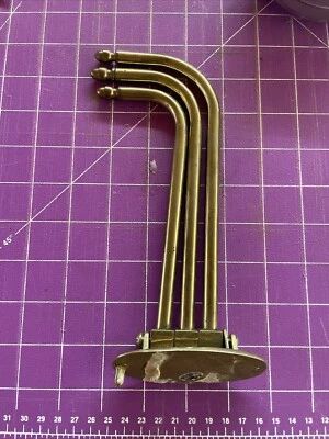 Toallero oscilante vintage moderno de mediados de siglo de 3 brazos de latón macizo Foto 1 de 4