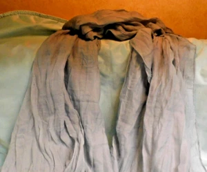 SCARF WRAP SHAWL SHEER LIGHT SILVER GRAY SLIGHT CRINKLE 27 X 70 SOFT NEW - Imagen 1 de 5