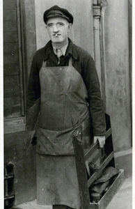 Arbeiter mit seinen Werkzeugen Echtfoto Postkarte rppc - Bild 1 von 2