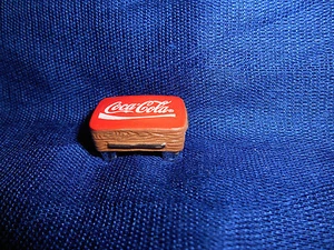 COCA COLA COUCHTISCH BILLARDTISCH Mini Figur französisches Porzellan FEVES Cola MÖBEL - Bild 1 von 5