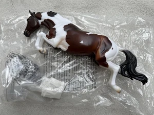ATEMBERAUBENDER NEU Breyer BreyerFest Pferd #10482 Hoopla Bay Pinto Bristol Pullover WB - Bild 1 von 2