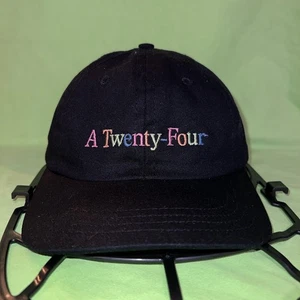A24 Mütze Regenbogen "A Twenty-Four" Cap Strapback schwarz wie bei Jenna Ortega zu sehen - Bild 1 von 4