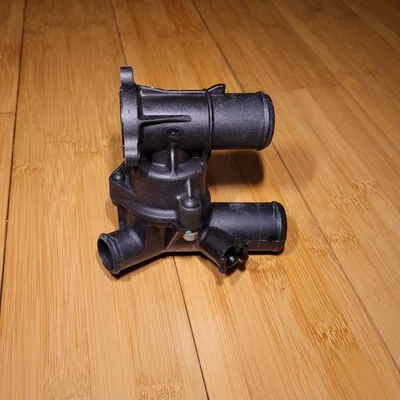 Termostato y tubo de carcasa para Ducati 899 959 1199 1299 Panigale V2 Streetfighter Foto 1 de 4