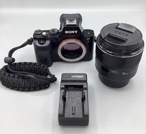 Sony Alpha A7 24.3MP Spiegellose Vollformat Digitalkamera & MEKE 85mm Objektiv LESEN - Bild 1 von 9