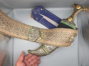 Antique Yemeni Jambiya Dagger with Horn Handle and Belt Featuring Silver Wire - Picture 1 of 13