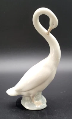 Vintage NAO LLADRO "Preening Goose" (Copyright DAISA 1977) is hand painted 23cm - image 1 of 4