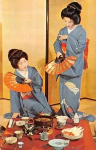 GEISHAS Zubereitung Sukiyaki Abendessen TOKIO Japan c1950er Jahre Chrom Vintage Postkarte - Bild 1 von 2