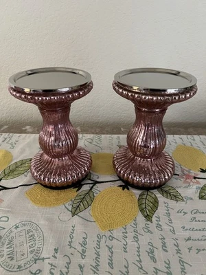 2 candelabros con pedestal de vidrio Merc iluminado rosa Valerie Parr Hill H227877 Foto 1 de 2