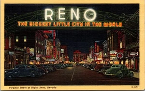 Postal de colección Reno Nevada NV vista de Virginia Street at Night autos clásicos años 40 - Imagen 1 de 2