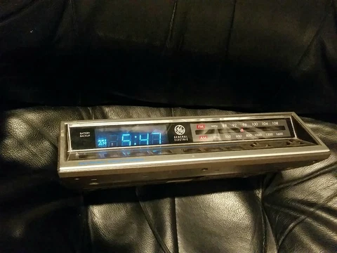 Vintage GE General Electric FM/AM Dual Alarm Digital Clock Radio Model 7-4663A Cover