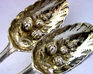 RARE IRISH SOLID STERLING SILVER BERRY SERVING SPOONS 1790 & 1793 GEORGIAN 144g - Picture 1 of 7
