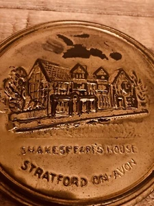 VINTAGE EMBOSSED SHAKESPEARE'S HOUSE WALL PLATE/PLAQUE, FREE POSTAGE - Picture 1 of 4
