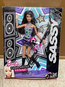 2010 Barbie Fashionistas In The Spotlight Canting Articolato Bambola Teresa Rara - Foto 1 di 4