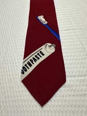 Corbata clásica de novedad Vicky Davis Dentista "Brush Daily" Red Silk 56" hecha en EE. UU. Foto 1 de 4