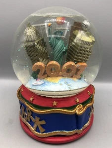 2001 NYC Schneekugel Twin Towers WTC Freiheitsstatue musikalisch drehend 6" hoch - Bild 1 von 17