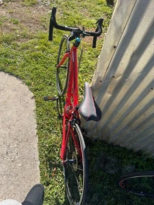 One red and one white Fuji racing bicycles 300s and 650 - Picture 1 of 7