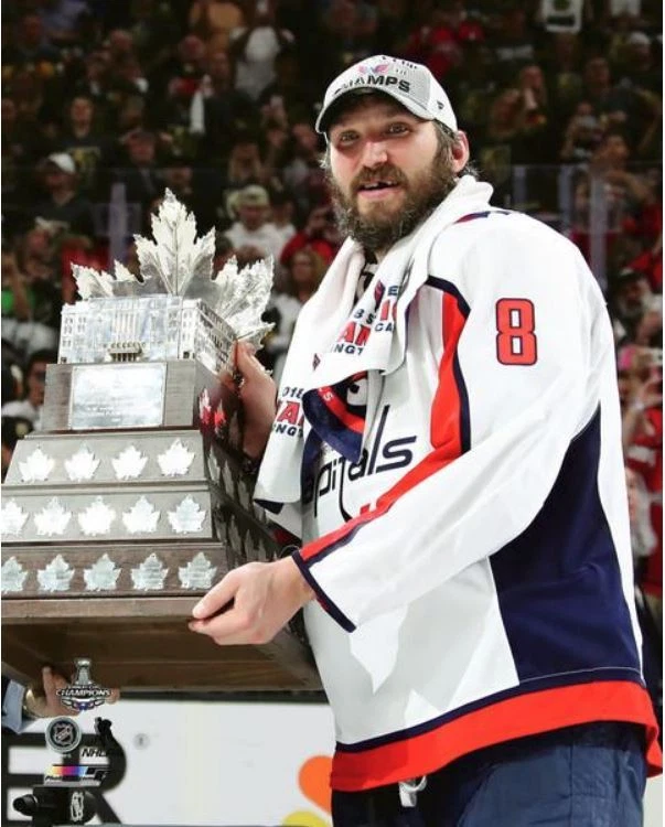 Foto de 8x10 Alex Ovechkin Washington Capitals con trofeo Conn Smythe Foto 1 de 1