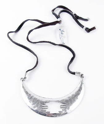 Nuevo Collar de Cuero Media Luna Suroeste Marca Lucky en Tono Plateado, 32"L $55 Foto 1 de 4