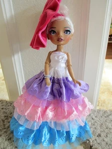 RAINBOW HIGH ROXIE GELENKMODEPUPPE - Bild 1 von 5