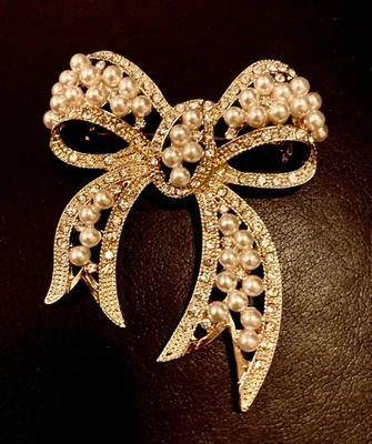 Broche grande Anne Klein imitación perlas y pedrería arco enchapado en oro 2” x 2-1/4” Foto 1 de 4