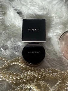Mary Kay Silky Setting Powder Light  MD Beige 175895 NEW 0.28 Oz NOS - Picture 1 of 8