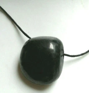 Pendentif pierre roulée percée SHUNGITE 13,34 g  / 2,5 cm avec cordon offert - Imagen 1 de 1
