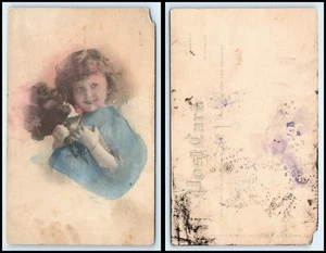 Vintage Postkarte - süßes Mädchen hält Blumen & lächelt - Farbe #B1 - Bild 1 von 1