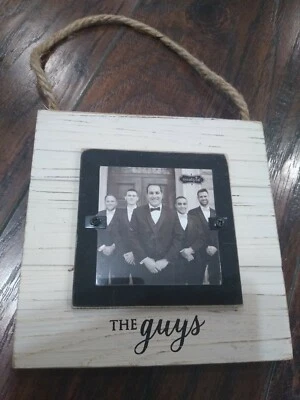 Marco de madera rústico de The Guys boda arpillera cuerda padrinos novio mudpie  Foto 1 de 4