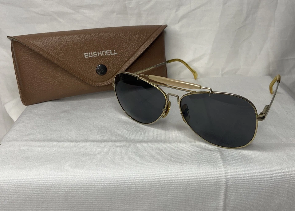 Óculos de sol vintage Bushnell aviador lentes cinza escuro dourado estojo original - Imagem 1 de 4