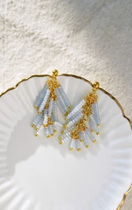 Handgefertigte Elegante Ohrringe mit Quasten aus Perlen in Lila-Blau - Bild 1 von 5