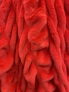 Tela suave de piel sintética de visón chinchilla ondulado rojo por yarda - Imagen 1 de 2