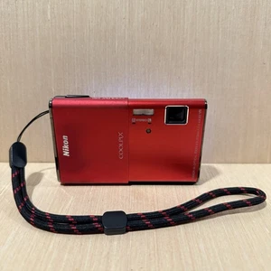 Cámara digital Nikon CoolPix S80 roja pantalla táctil probada de 14,1 MP ¡con tarjeta de carga de murciélagos! - Imagen 1 de 13
